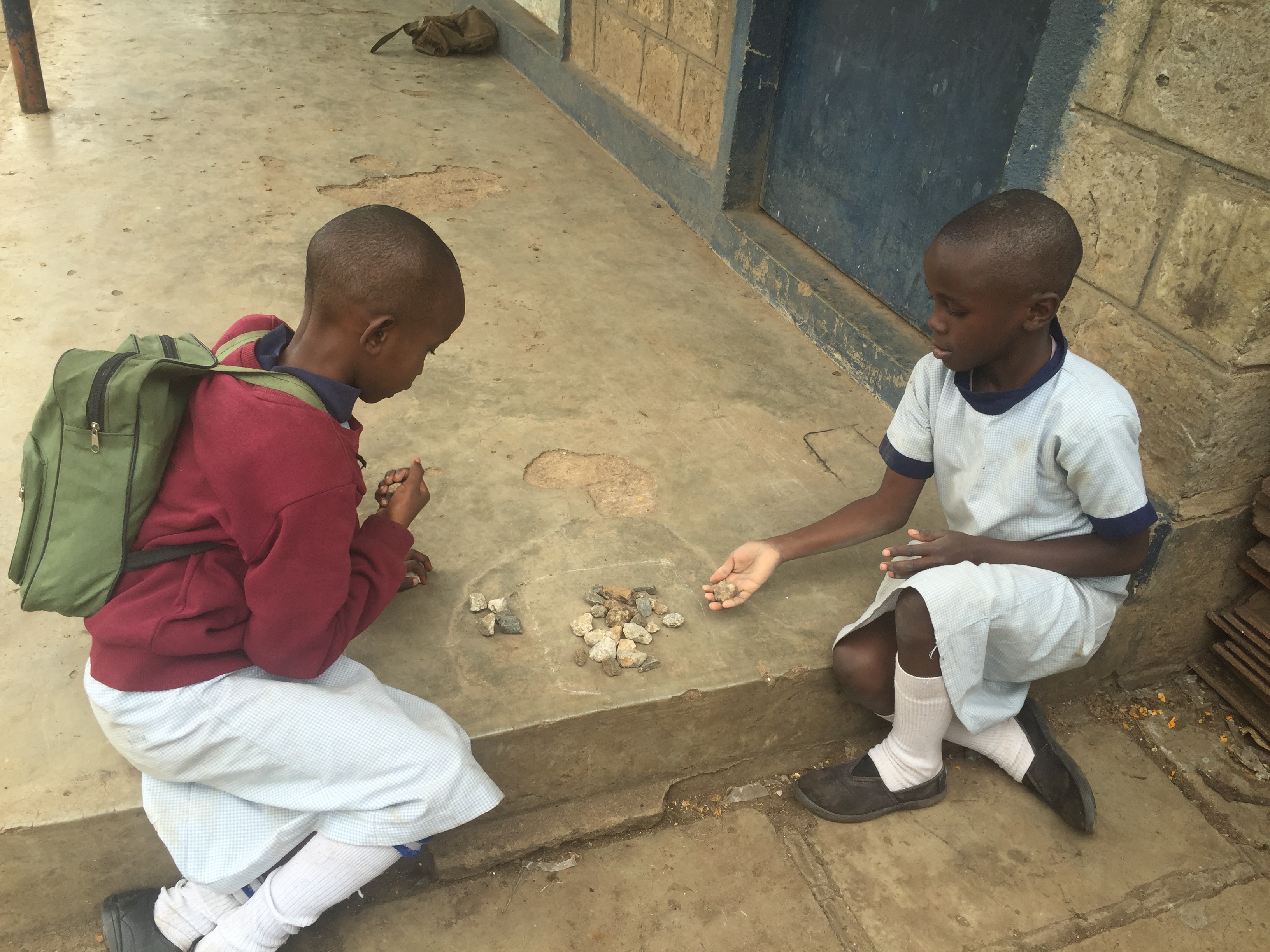 Photo Essay : Kenyan children in public school enjoy simple games