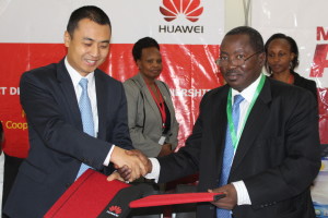 Handshake between Dean Yu, CEO of Huawei Kenya, and Abdoulkarim Soumaila...