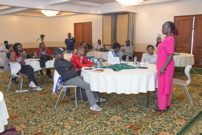 Queenter adressing journalists